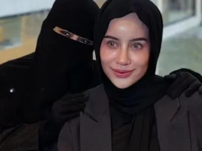 Umi Pipik memberikan support kepada Aghnia Punjabi. Foto : Insragram/@_ummi_pipik_