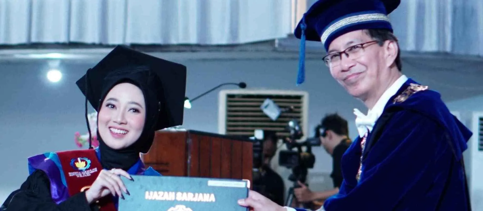 Inspiratif, Wisudawan Penyandang Tunarungu Raih Cumlaude