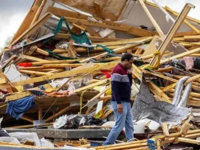 Angin Tornado di Amerika Serikat, tepatnya di Nebraska dan Lowa, mengakibatkan ratusan rumah hancur. Foto : Chris Machian/Omaha World-Herald melalui AP