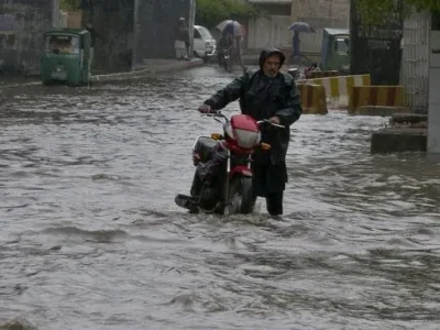 Banjir Bandang yang terjadi di wilayah Pakistan dan Afghanistan, mengharuskan masyarakat setempat mendorong kendaraan. Foto : AP/Muhammad Sajjad)