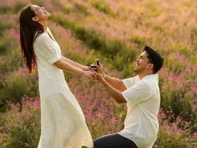 ROMANTIS: Thariq Halilintar melamar Aaliyah Massaid. (Foto: Instagram/thariqhalilintar)