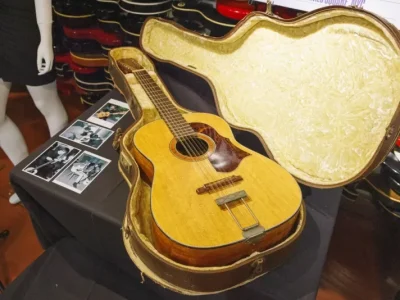 Gitar Legendaris John Lennon Terjual. (Foto: Sarah Yenesel/EPA via Shutterstock)
