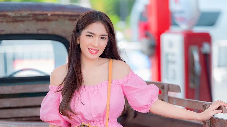 Angel Karamoy Perlihatkan Hasil Oplas Wajah di Acara Karnaval