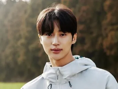 Byeon Woo Seok gencar dikabarkan berpacaran dengan model bernama Jeon Si Ju. Foto : Instagram/byeonwooseok