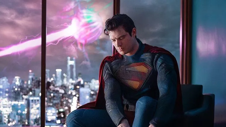 James Gunn Ungkap Kostum Baru Superman yang Tampak Usang