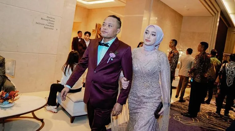 Potret Santyka Fauziah Gandeng Sule di Pernikahan Rizky Febian