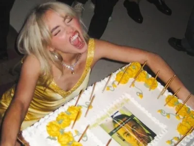 Gambar meme Leonardo DiCaprio di atas kue ulang tahun Sabrina Carpenter. Foto: Instagram/sabrinacarpenter