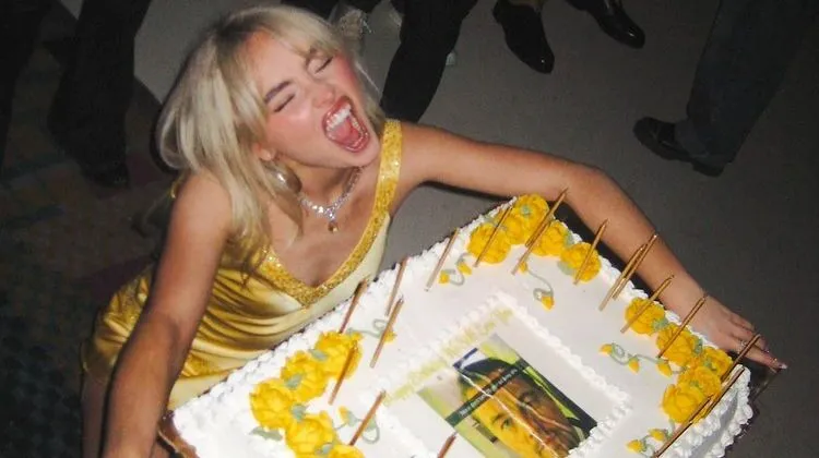 Kue Ulang Tahun Sabrina Carpenter Berhiaskan Meme Leonardo Dicaprio