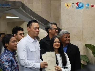 Nirina Zubir menerima dua sertifikat tanah dari Menteri ATR/BPN AHY. Foto : Instagram/kementerian.atrbpn