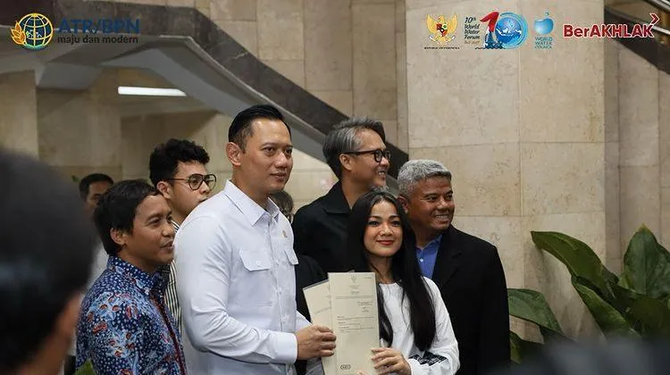 Usai Digelapkan, Nirina Zubir Akhirnya Terima Sertifikat Tanah