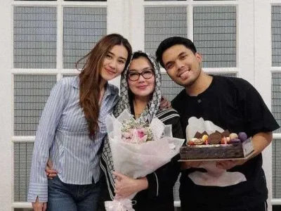 Reza Artamevia mendapatkan kejutan dari Thariq Halilintar saat berulang tahun yang ke-49 pada 29 Mei 2024. Foto : Instagram/aaliyah.massaid
