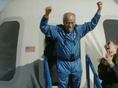 Ed Dwight melakukan selebrasi saat keluar dari kapsul awak Mission NS-25 setelah mendarat di dekat pangkalan Blue Origin dekat Van Horn, Texas, pada hari Minggu. Foto: Blue Origin/AFP/Getty Images