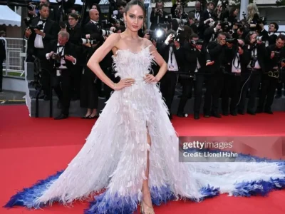 MEWAH: Cinta Laura tampil memesona saat menghadiri pembukaan Festival FIlm Cannes 2024. (Foto: Lionel Hahn/Getty Images)