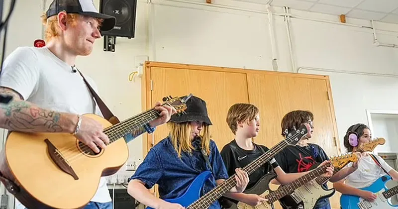 Ed Sheeran Beri Kejutan Manggung di Depan Anak SD