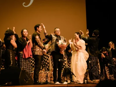DISAMBUT MERIAH: Garin Nugroho menampilkan film bisu hitam putih Samsara di Singapura. (Foto: Dok. Iman Brain)