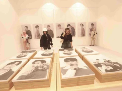 Para pengunjung tampak berburu merchandise keren dan banyak spot foto melepas rindu para ARMY kepada member BTS di BTS Pop-Up Store Jakarta. (Foto: Reza/Nyata)