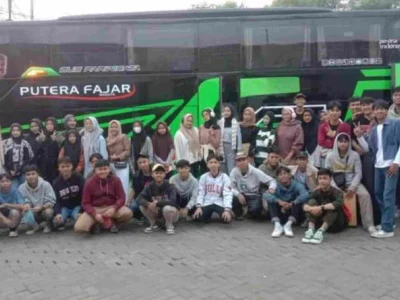 ALAMI KECELAKAAN DI SUBANG: Bus Pariwisata Pelajar SMK Lingga Kencana Depok sebelum berangkat. (Foto: X/bolabolaaja)