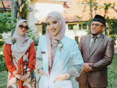Faida Ufaira (tengah), lulusan termuda FK Unair yang baru saja dilantik sumpah dokter. (Foto: Dok. Ira)