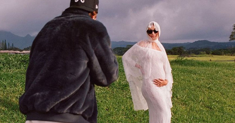 Hailey memperlihatkan baby bump-nya. Foto: Dok. @Instagram haileybieber