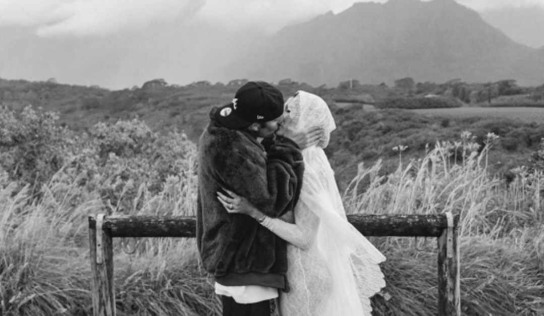 Justin Bieber dan Hailey berciuman merayakan kehamilan anak pertamanya. (Foto: Instagram/haileybieber)