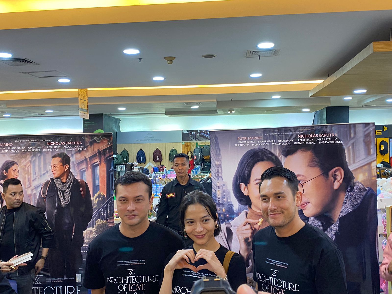 Nicholas Saputra (kiri) bersama para pemain film The Architecture of love saat press conference di Surabaya pada beberapa hari lalu. (Foto: Padnya/Nyata)