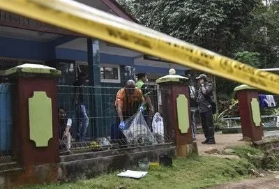 Garis polisi dipasang di lokasi kejadian suami bunuh istri di Ciamis, Jawa Barat. Foto : ANTARA FOTO/ADENG BUSTOMI