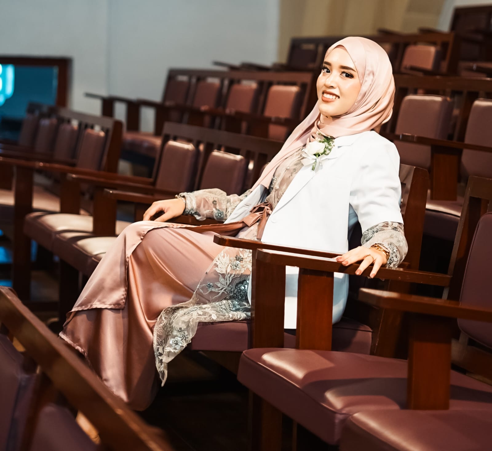 LULUSAN TERMUDA: Faida Ufaira usai dilantik sumpah dokter. (Foto: Dok. Ira)