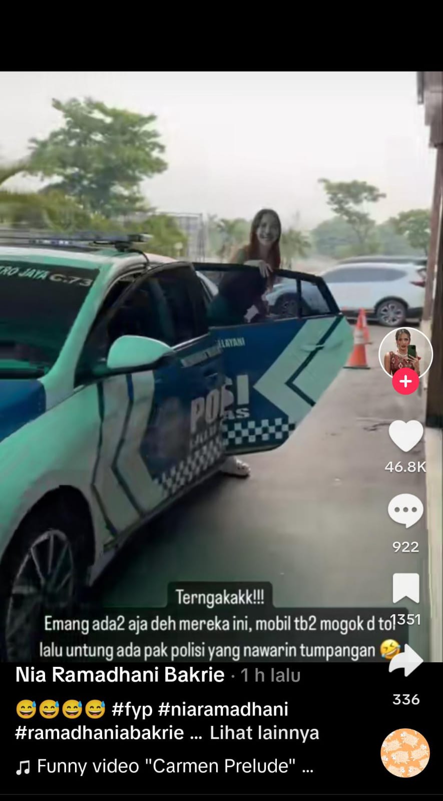 Nia Ramadhani tampak keluar dari mobil polisi. (Foto: Tangkapan layar TikTok/niaramadhani.fanaccount)