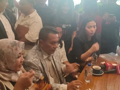 Salah satu kuasa hukum keluarga Vina Cirebon, Hotman Paris Hutapea memberikan keterangan dalam jumpa pers di Jakarta, Rabu (29/5). (Foto: Irfan/Nyata)