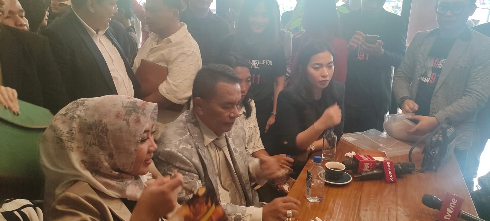 Salah satu kuasa hukum keluarga Vina Cirebon, Hotman Paris Hutapea memberikan keterangan dalam jumpa pers di Jakarta, Rabu (29/5). (Foto: Irfan/Nyata)