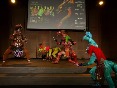 Teater Koma menyuguhkan pertunjukan Matahari Papua. (Foto: Naomi/Nyata)