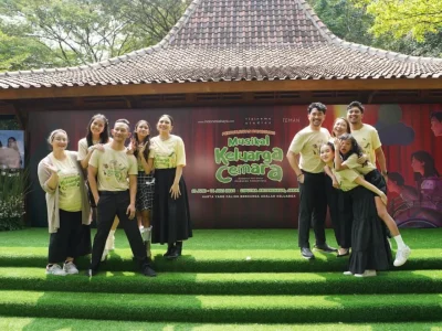 Bersiap pertunjukan teater musikal keluarga Cemara. (Foto: Naomi/Nyata)
