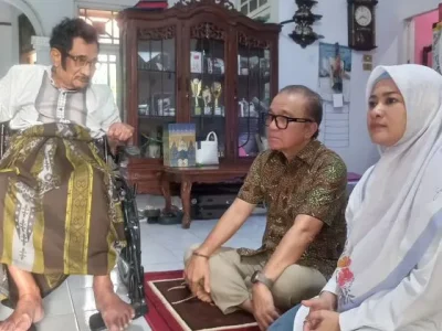 KONDISI TERKINI: Hamdan ATT berada di atas kursi roda karena stroke yang dideritanya. (Foto: Instagra,/tantowiyahyaofficial)