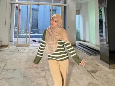 VLOG: Potret Ria Ricis berpose di rumahnya yang direnovasi. Foto : Instagram/riaricis1795