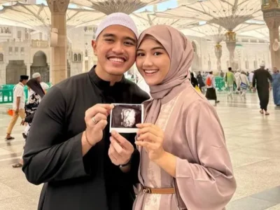 HAMIL: Kaesang Pangarep dan istrinya, Erina Gudono menunjukkan foto hasil USG saat Umrah di Mekkah. (Foto: Instagram/kaesangp)
