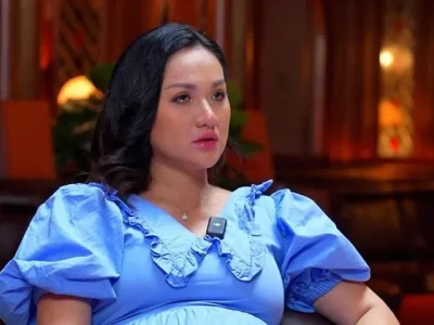 INGIN CERAI: Tengku Dewi saat hadir di podcast dr Richard Lee. Foto : Instagram/dr.richard_lee