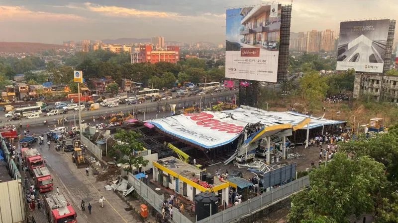 Papan Reklame Roboh, 14 Orang Meninggal dan Puluhan Lainnya Terluka