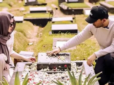 MINTA RESTU: Thariq Halilintar ziarah ke makam ayah Aaliyah Massaid. (Foto: Instagram/thariqhalilintar)