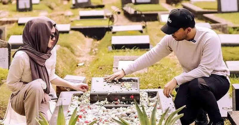 Minta Restu Nikah, Thariq Halilintar Ziarah ke Makam Ayah Aaliyah