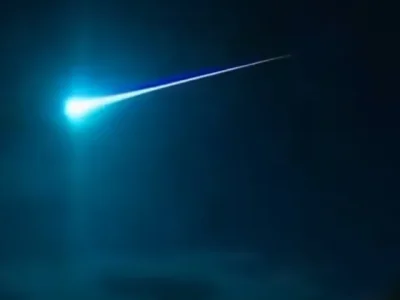 JATUH: Meteor yang tampak melintasi langit Portugal. Foto : Tangkapan layar