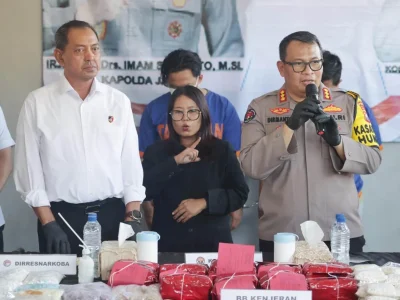 Polda Jatim saat konferensi pers ungkap kasus temuan pabrik narkoba di Surabaya. Foto : Polda Jatim