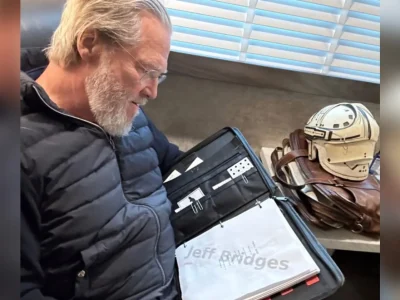 Jeff Bridges terlihat sedang membaca naskah sekuel film Tron terbaru, yaitu Tron: Ares. (Foto: X/Walt Disney Studios)