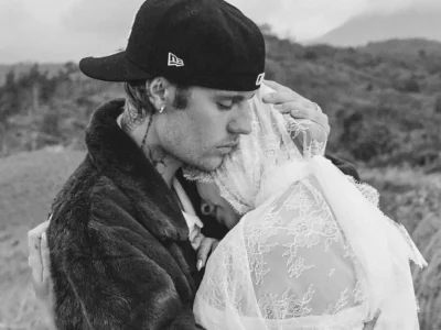 SIAP MENYAMBUT ANAK PERTAMA: Justin Bieber dan Hailey berpelukan. (Foto: Instagram/justinbieber)