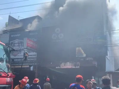 Kepulan asap hitam akibat kebakaran toko cat Sinar Jaya 2 di Jalan Basuki Rahmat, Krian, Sidoarjo, Selasa (28/5/2024). (Foto: Nyata/Alva Reza)