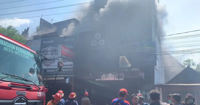Kebakaran Toko Cat di Sidoarjo, Damkar Kesulitan Jinakkan Api