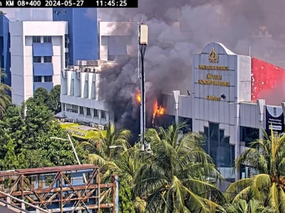 Kebakaran di Kampus F Universitas Trisakti pada Sabtu (27/5) siang. (Foto: Dok. Pri)