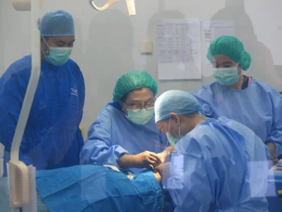 ADA KELAINAN: Tim dokter bedah mata RS Mata JEC @ Menteng sedang melakukan tindakan operasi kelopak mata pada pasien di Jakarta. (Foto: Dok. RS)