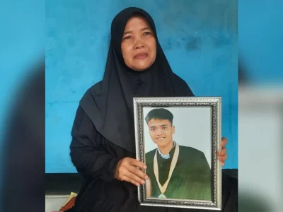 Salah satu keluarga korban kecelakaan bus yang terjadi di Subang beberapa waktu lalu. (Foto: Syukri/Nyata)