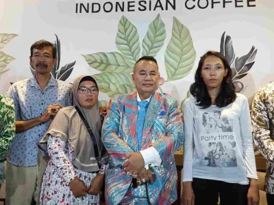 UNGKAP FAKTA: Keluarga Vina Cirebon saat bertemu Hotman Paris. (Foto: Bayu/Nyata)