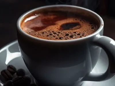 BANYAK MANFAAT. Kandungan kafein saat minum kopi, bagus meningkatkan kualitas tidur bagi lansia. (Foto: Pinterest/Fortune Favours The Brave)